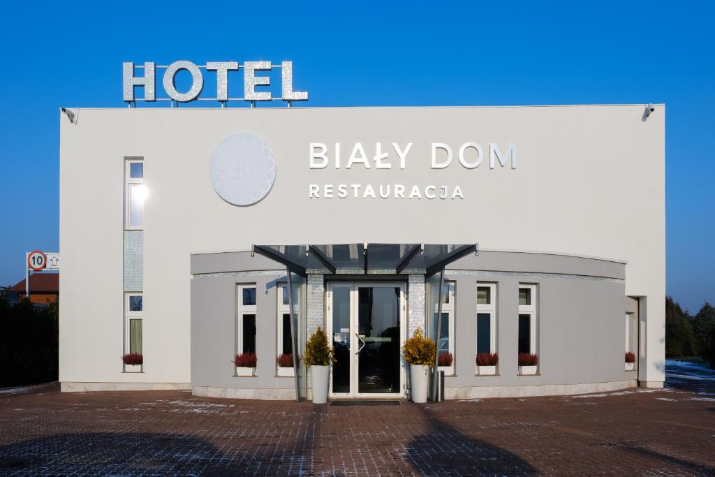 a white building with a sign that reads blleydn residence at Biały Dom Henlex Hotel Restauracja in Poznań
