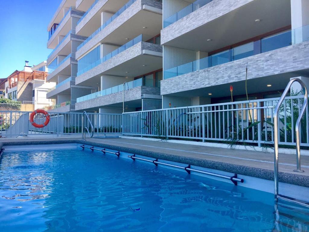 a swimming pool in front of a building at Reñaka Happy in Viña del Mar
