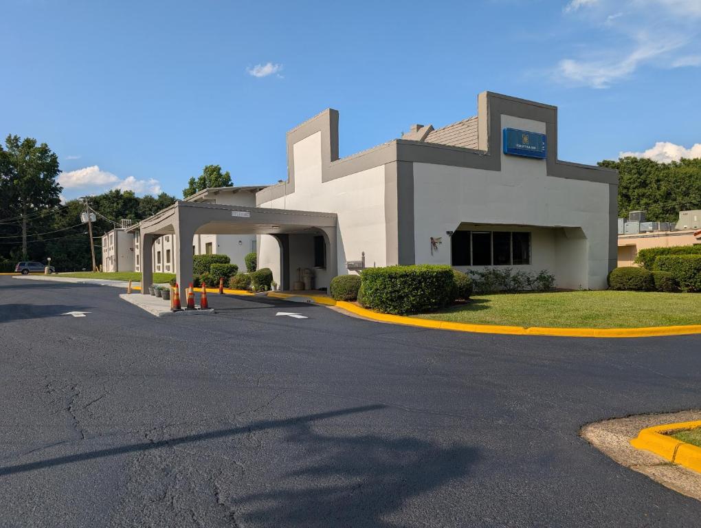 a building on the side of a road at Forsythia Inn in Forsyth