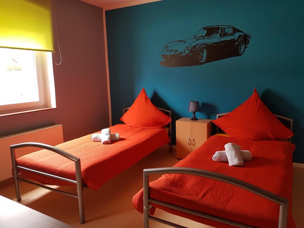 Ein Bett oder Betten in einem Zimmer der Unterkunft Ring-Speed Motorsport