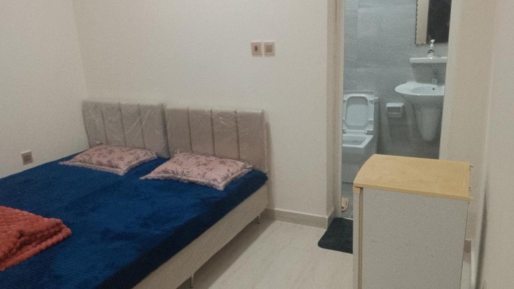 a small bedroom with a bed and a bathroom at Mohammad hostel in Ma‘ābīlah