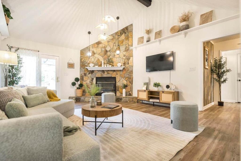 a living room with a couch and a fireplace at Greenway Oasis 3BR home in Hidden Oaks