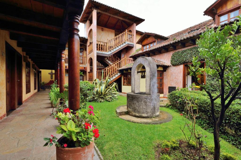 um pátio de um edifício com um jardim com flores em Hotel Casavieja em San Cristóbal de Las Casas