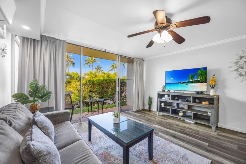 a living room with a couch and a flat screen tv at Napili Ridge K6 in Napili-Honokowai