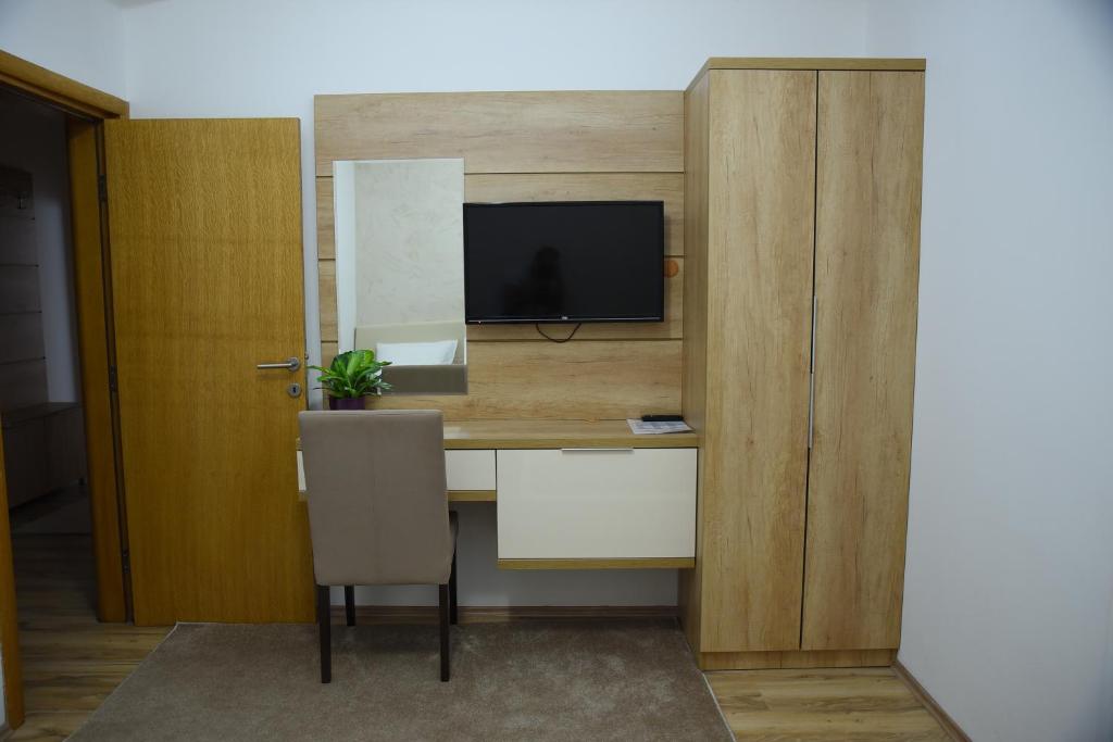 TV a/nebo společenská místnost v ubytování Garni Uni Elita Lux Hotel