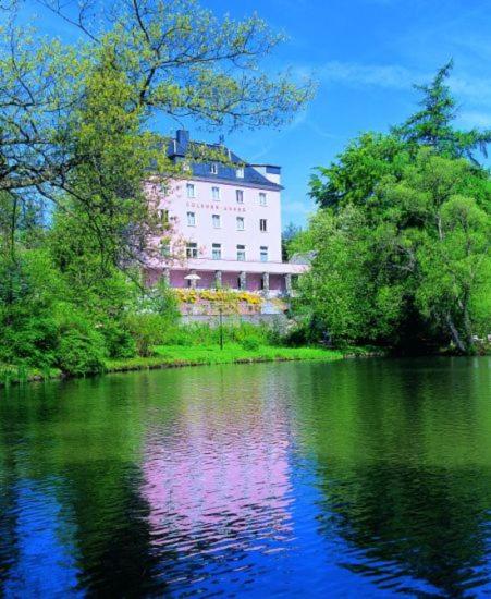 Výhled na řeku, která protéká v blízkosti hotelu