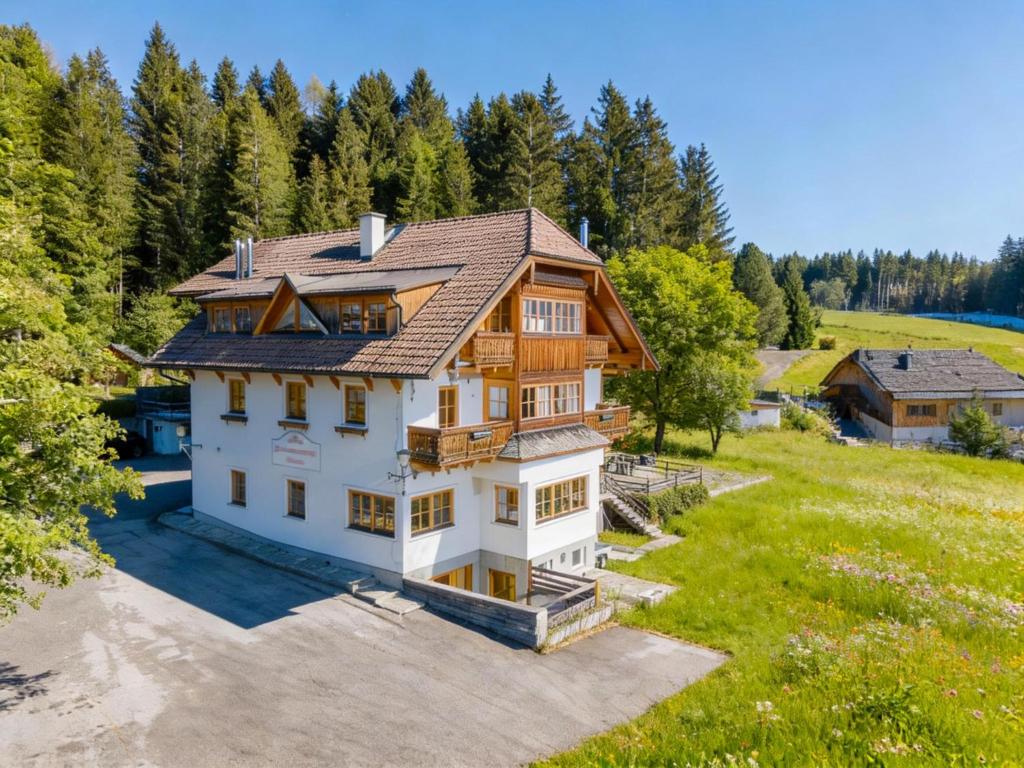 an aerial view of a house with a yard at Fanningberg in Mariapfarr