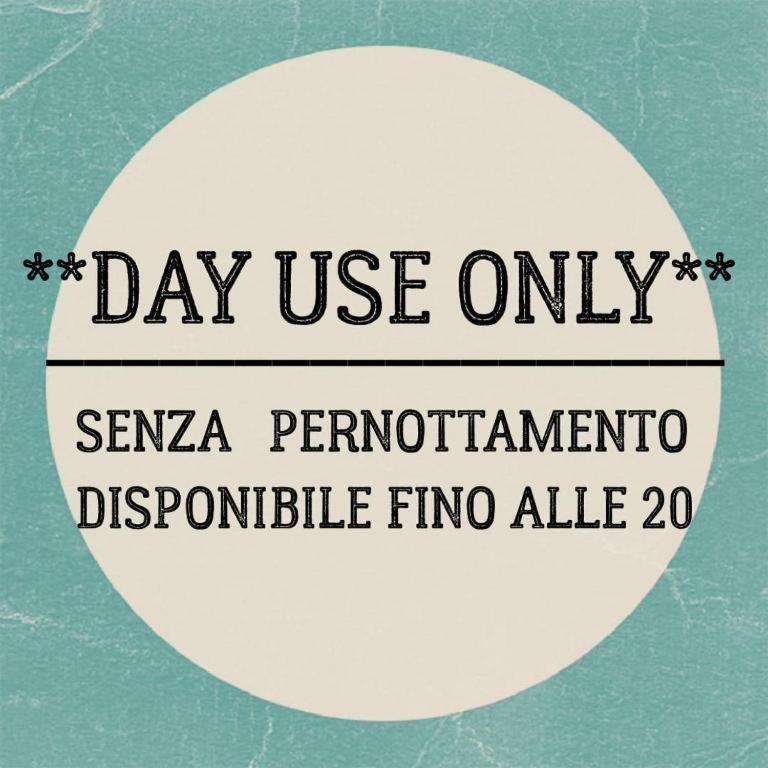 a sign that reads day use only semiautonomous denominator incompatible at Hotel Vecchia Rimini - DAY USE dalle 10 alle 20 in Lido degli Estensi