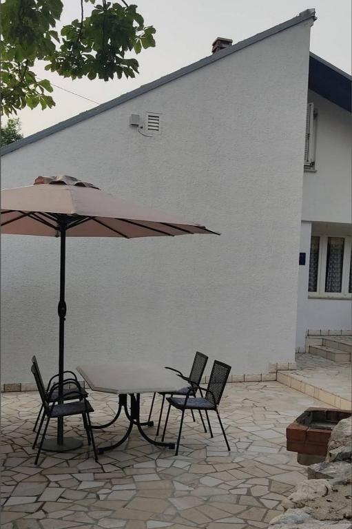 Apartments with parking space Novi Vinodolski - 27824