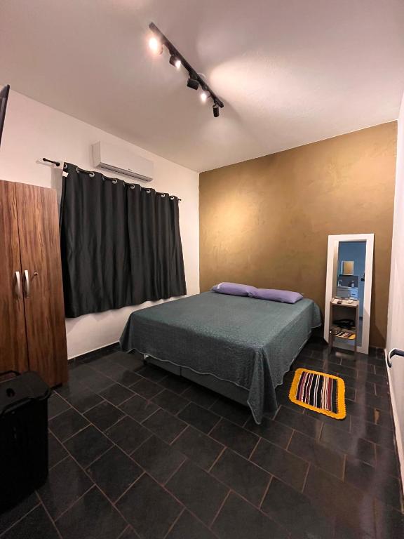 a bedroom with a bed and a window in it at Loft 4 Mobiliado e Individual com Garagem 3min do centro in Dourados