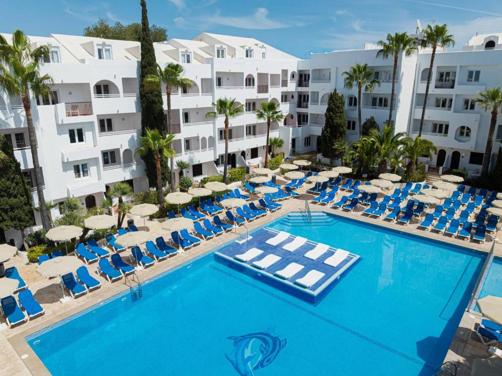an overhead view of a pool with chairs and umbrellas at SOL by Meliá Cala d'Or Apartamentos in Cala d´Or