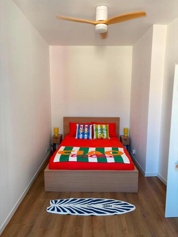 a bedroom with a bed and a ceiling fan at Échappée Méditerranéenne in Lectoure