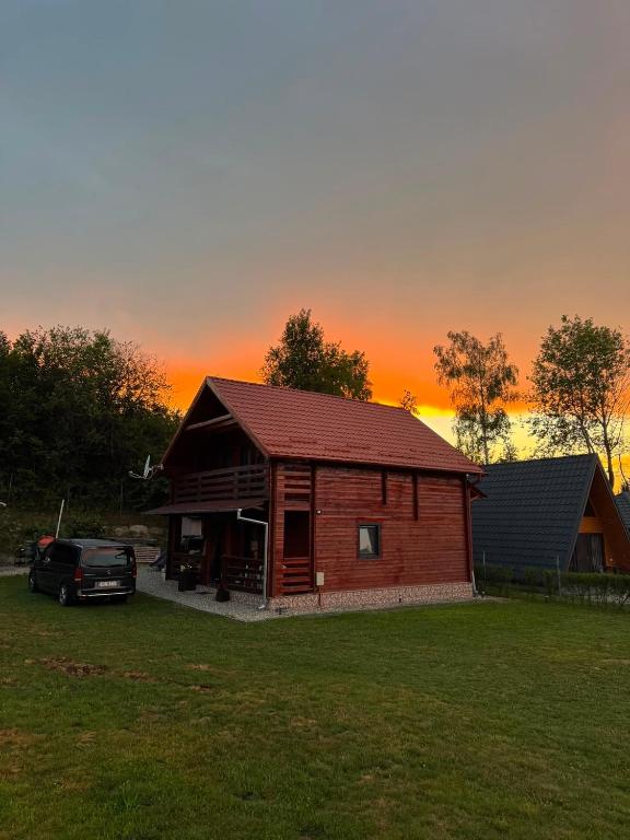 a house with a car parked in front of it at Bergblick in Arpaşu de Sus