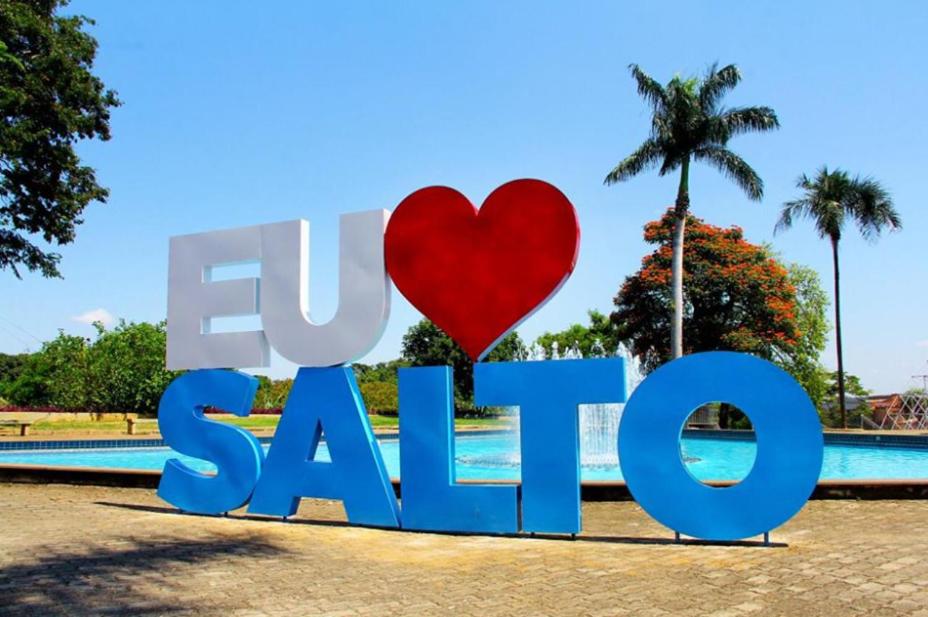 a sign that says joy saigon with a red heart at Pousada Sol do Salto Estância in Salto