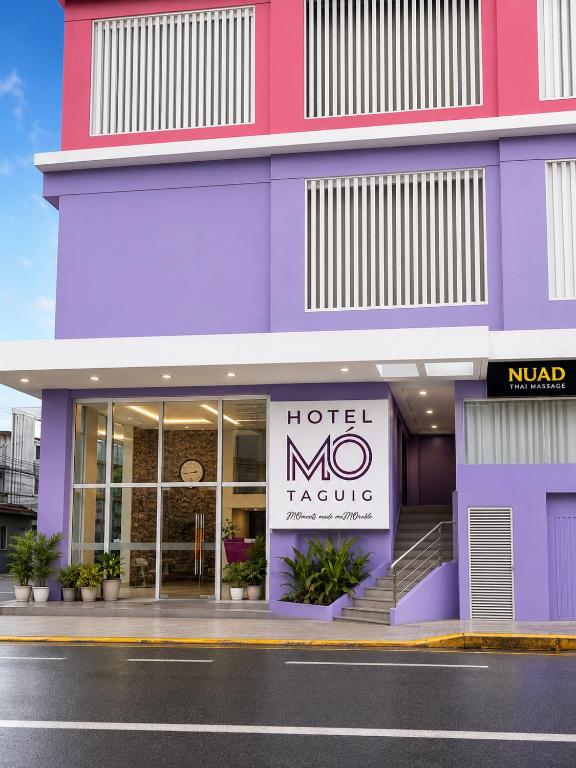 ein Hotel mno ikonisches Schild an der Seite eines Gebäudes in der Unterkunft Hotel Mó -Taguig in Manila
