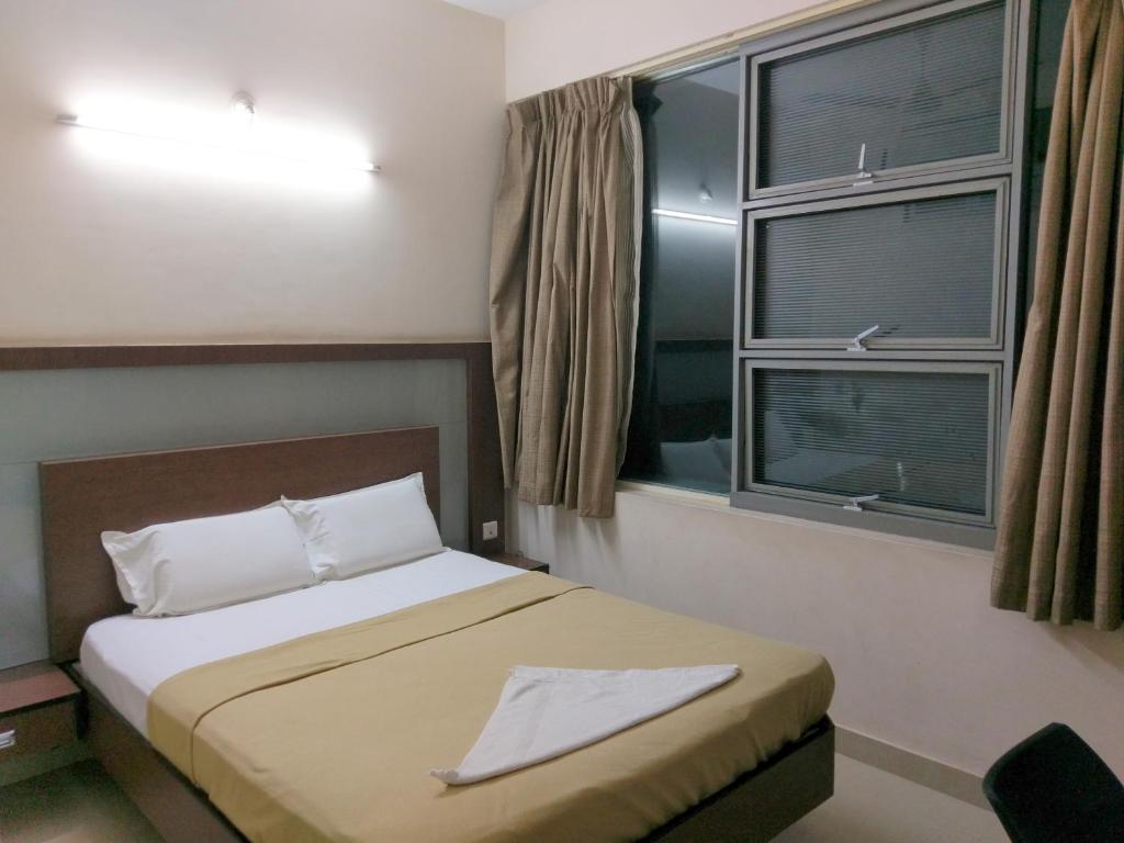 Postel nebo postele na pokoji v ubytování Banyan Tree Comforts Mysore