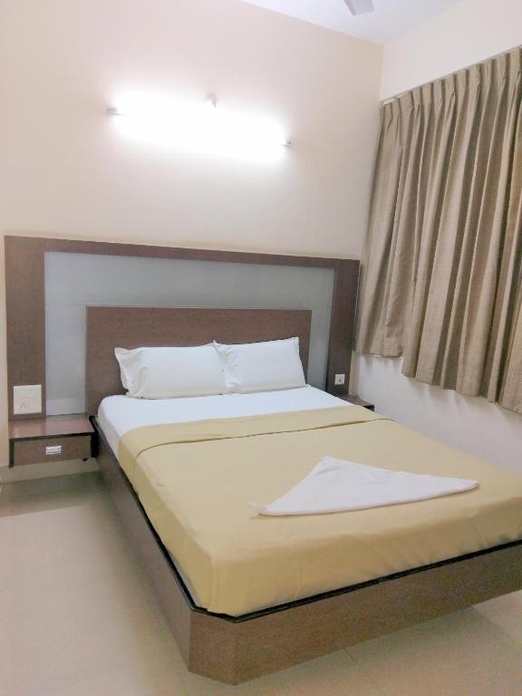 Postel nebo postele na pokoji v ubytování Banyan Tree Comforts Mysore