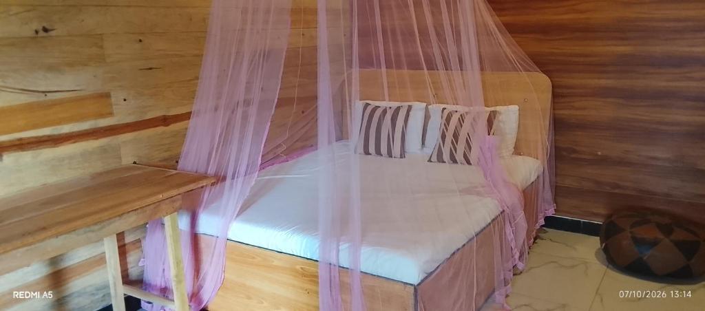 a bedroom with a bed with a mosquito net at Gotrika Valley Gesst in Ella