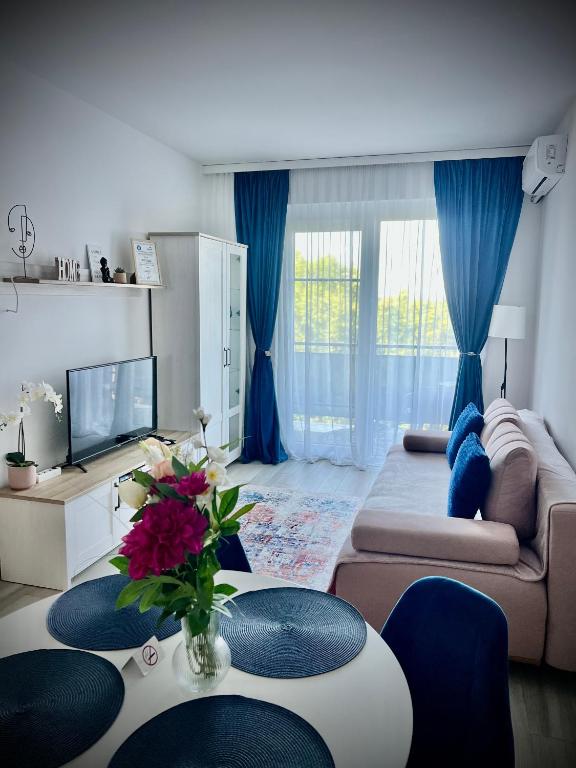 a living room with a couch and a table at Karra Residence Timisoara - autorizat Ministerul Turismului in Timişoara