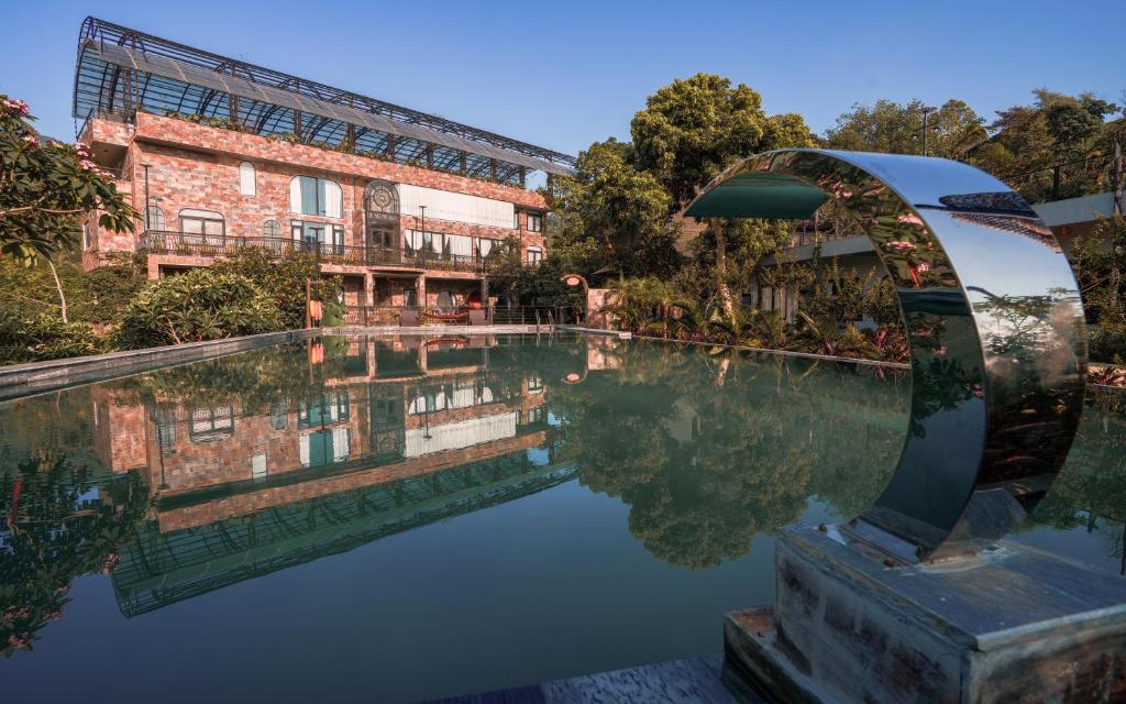 a pool of water in front of a building at De Mémoire Retreat in Tien Xuan