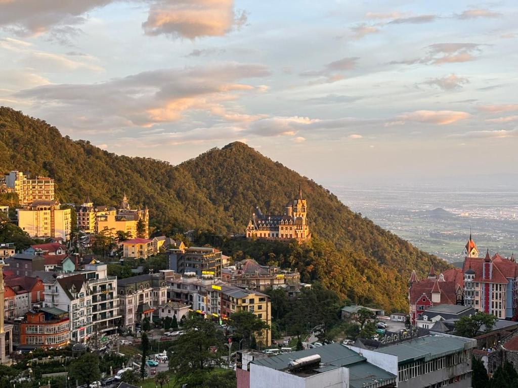 a view of a city with a mountain in the background at Homestay Chân Mây in Tam Ðảo