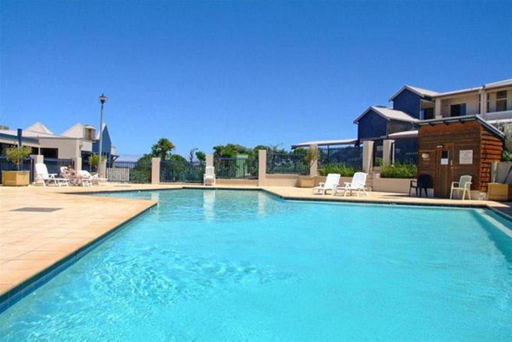Margarets Beach Resort في مارغريت ريفر: حمام سباحة كبير مع الماء الأزرق في المنزل