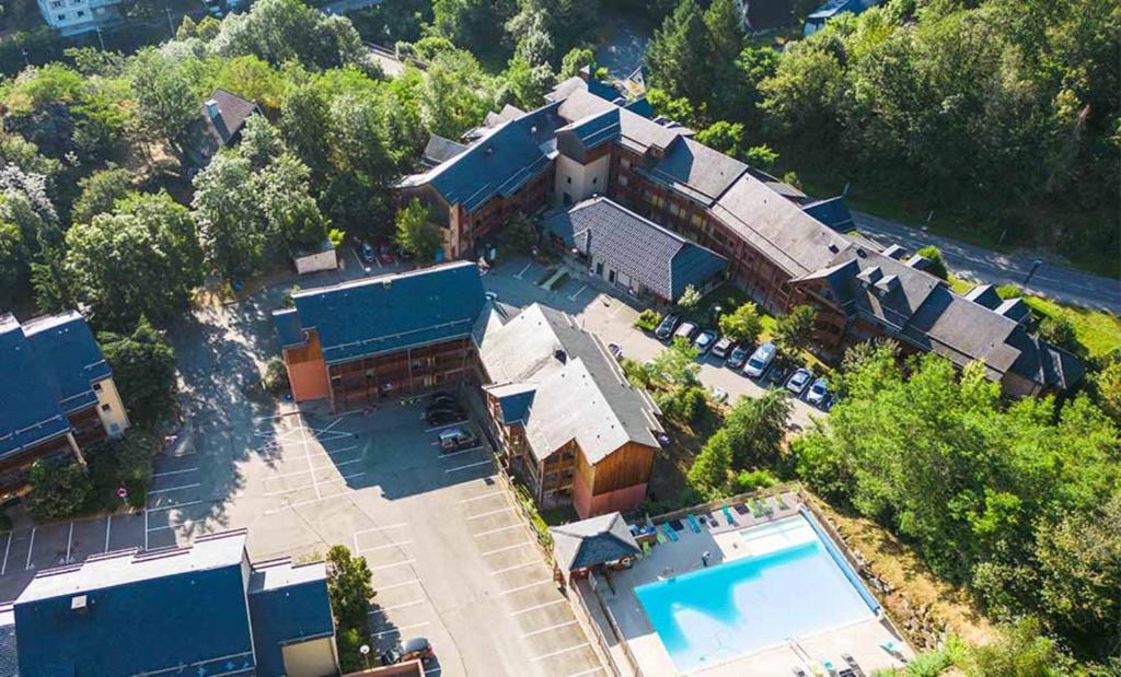an overhead view of a house with a swimming pool at Résidence Vacancéole Les Chalets d'Ax in Ax-les-Thermes