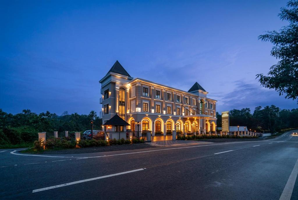 a large building on the side of a road at HOTEL MARIAPARK KALLooRKKAD in Vāzhākulam