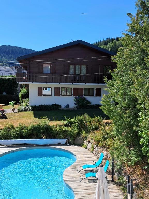Chalet familial Gerardmer centre - salle de jeu - piscine partagée