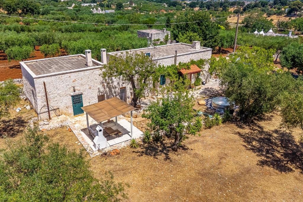 an overhead view of a stone house with a garden at Lamia Terra 3BR, Terrace & BBQ - Happy Rentals in Castellana Grotte