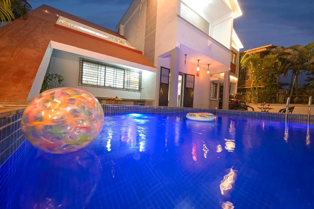 Swimmingpoolen hos eller tæt på II EMPYREAN STAYS II CELESTIAL UNICORN VILLA II 3BHK II AC II PRIVATE POOL Il