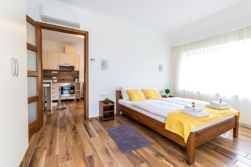 Postel nebo postele na pokoji v ubytování Aqualiget-Apartmanház E-Car plug-in point Szeged