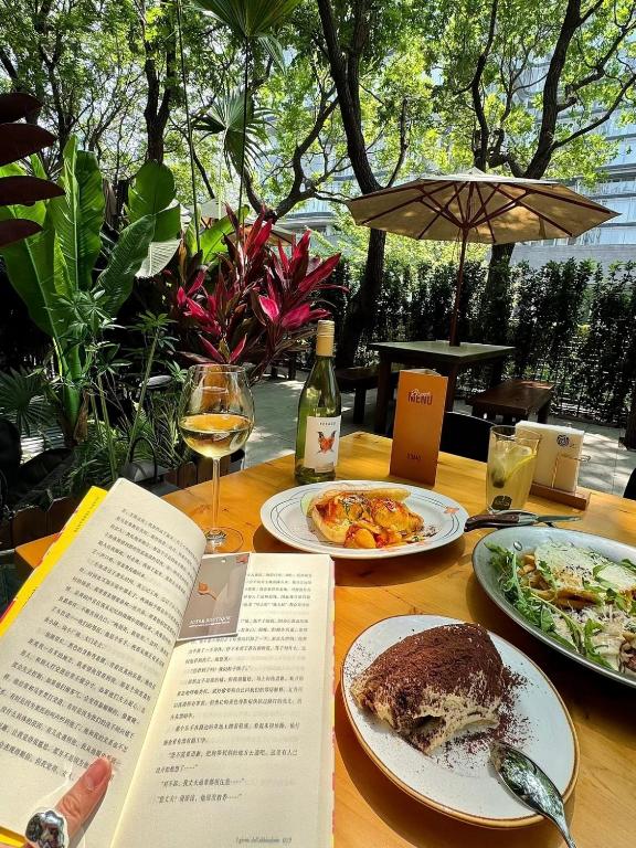 فضای داخلی Beijing High-Rise Panoramic European International Mansion- Near Embassy District Forbidden City ,Temple of Heaven and Bar Street ,one-way PEK airport pick-up Express collection, free laundry, free coffee tourist ticket service در پکن - تصویر ۳