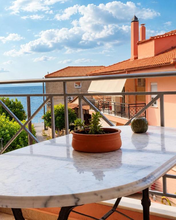 ein Tisch auf einem Balkon mit Blick auf das Meer in der Unterkunft Studios ΖΩΗ in Region Ilia