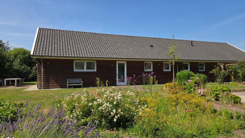 a house with a garden in front of it at Bij Oriënshuis in Varsseveld