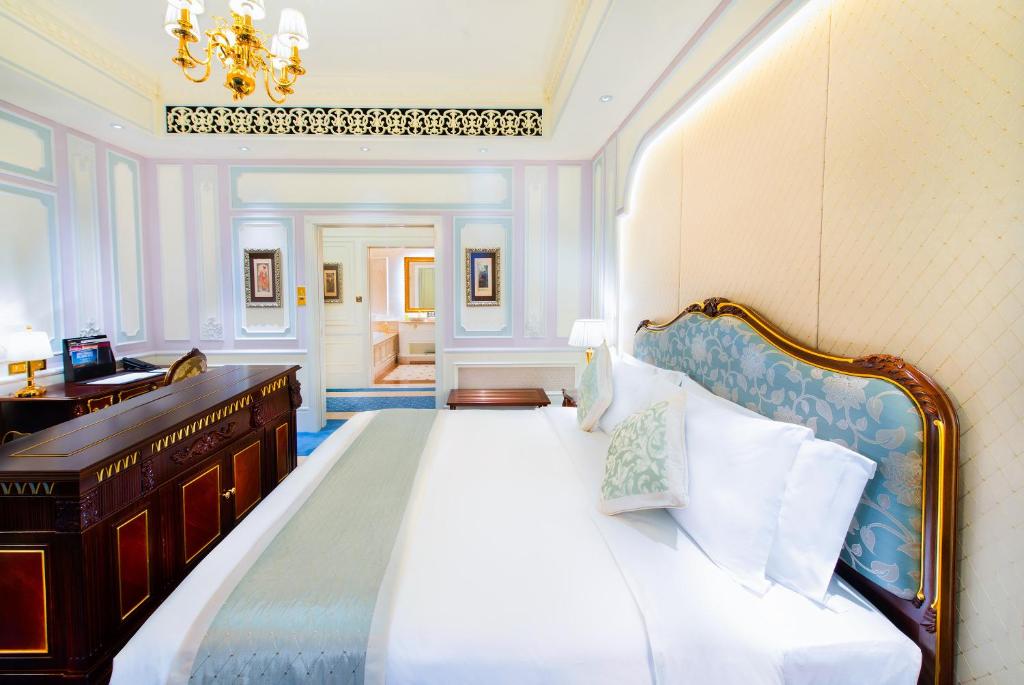 Postel nebo postele na pokoji v ubytování Legend Palace Hotel