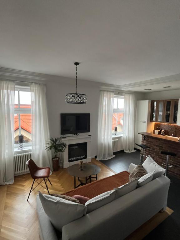 a living room with a couch and a tv at Podróżnik in Oświęcim