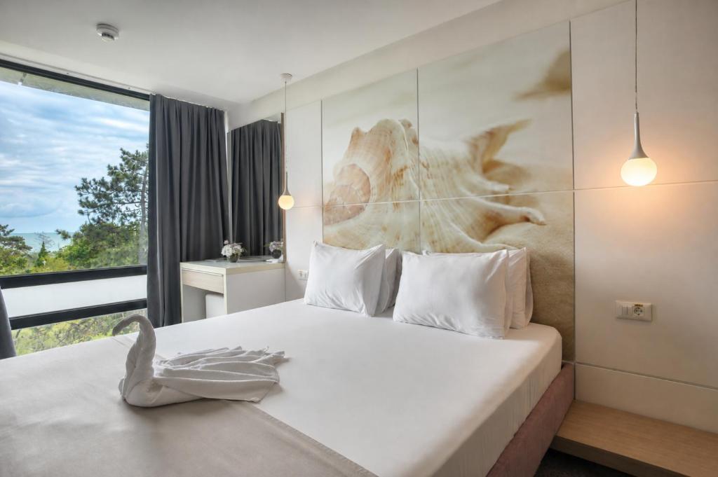 ein Schlafzimmer mit einem weißen Bett, auf dem ein Schwan abgebildet ist in der Unterkunft Hotel Melodia in Venus