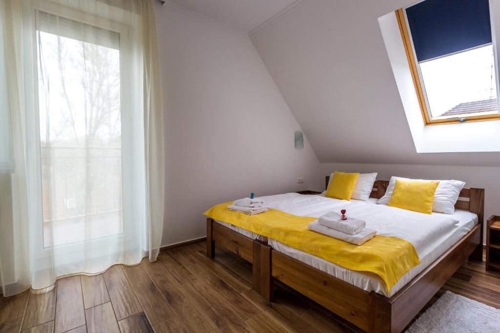 Postel nebo postele na pokoji v ubytování Aqualiget-Apartmanház E-Car plug-in point Szeged