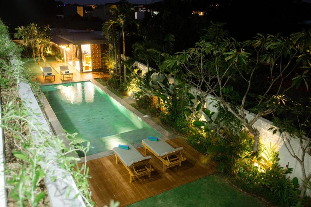 an overhead view of a swimming pool with two loungers at JeKa Escotel & Loft in Seminyak