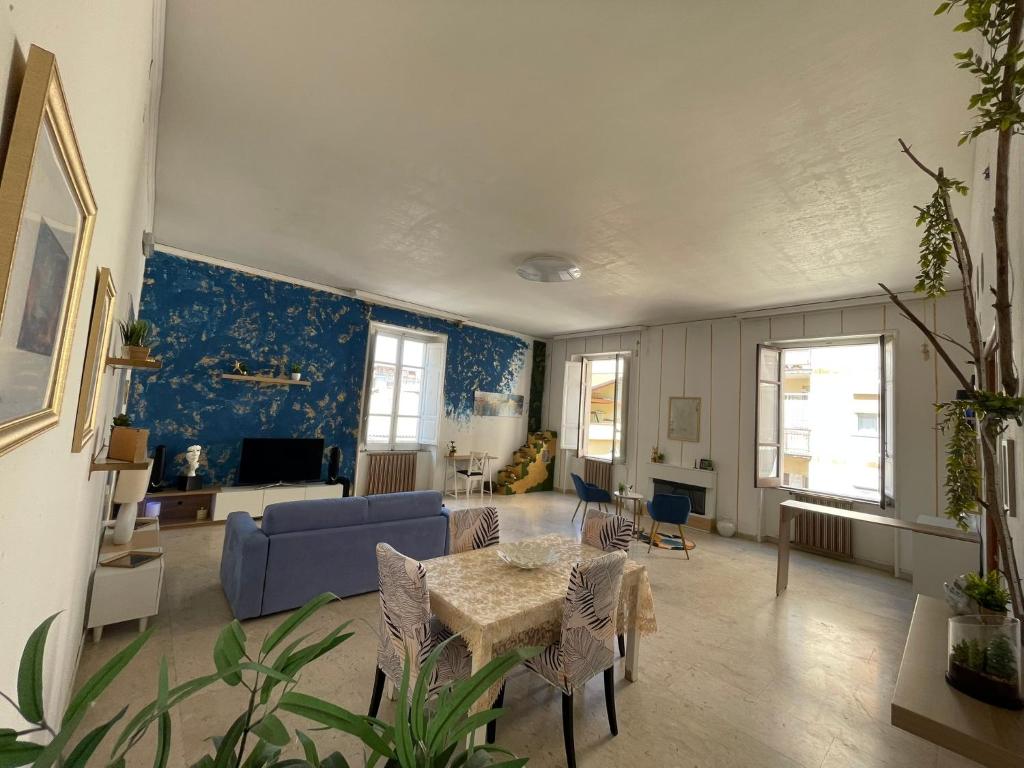 ein Wohnzimmer mit einem blauen Sofa und einem Tisch in der Unterkunft BrameL Suite in Lamezia Terme