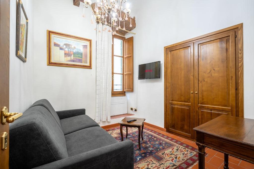 Medici's Phoenix 1 min to Signoria Square