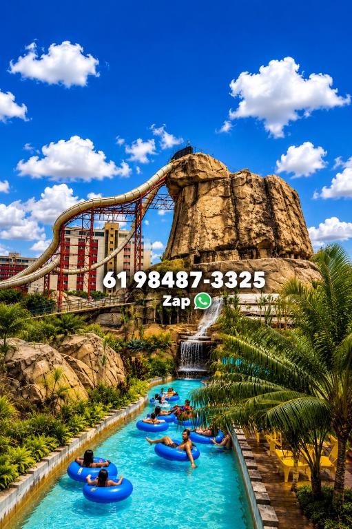 a group of people rafting down the lazy river at the water park at diRoma Luxo Oficial Apt mais diRoma Acqua Park e Splash e Slide , 3 parques Aquáticos , Roupa de Cama e Toalhas, Parcelamos até 12x no Cartão de Crédito sem Juros , Aceitamos Pet in Caldas Novas