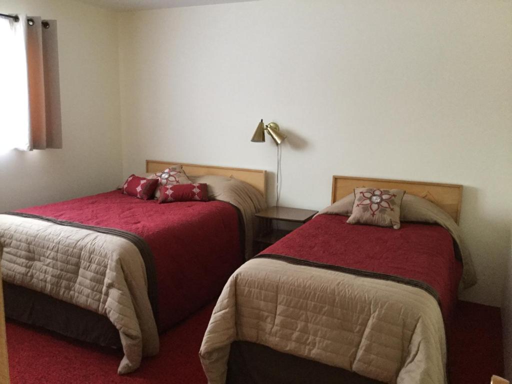 Postel nebo postele na pokoji v ubytování Cedars Motel