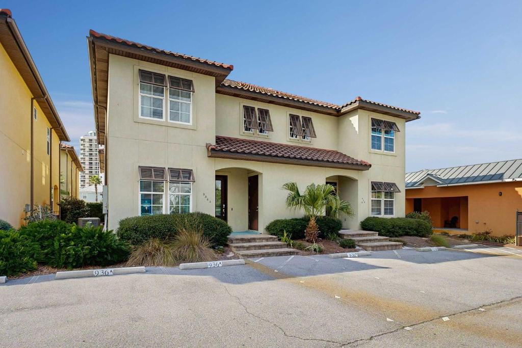 Townhouse with private patio pool & private beach access - snowbirds welcome