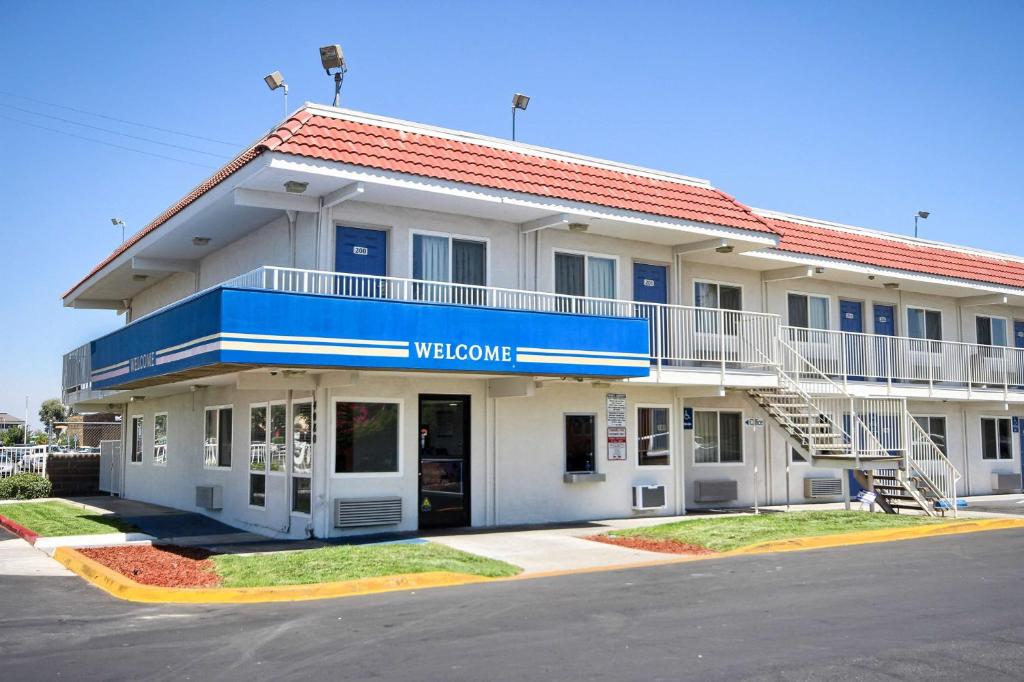 Afbeelding uit fotogalerij van Motel 6-Fresno, CA - Blackstone South in Fresno