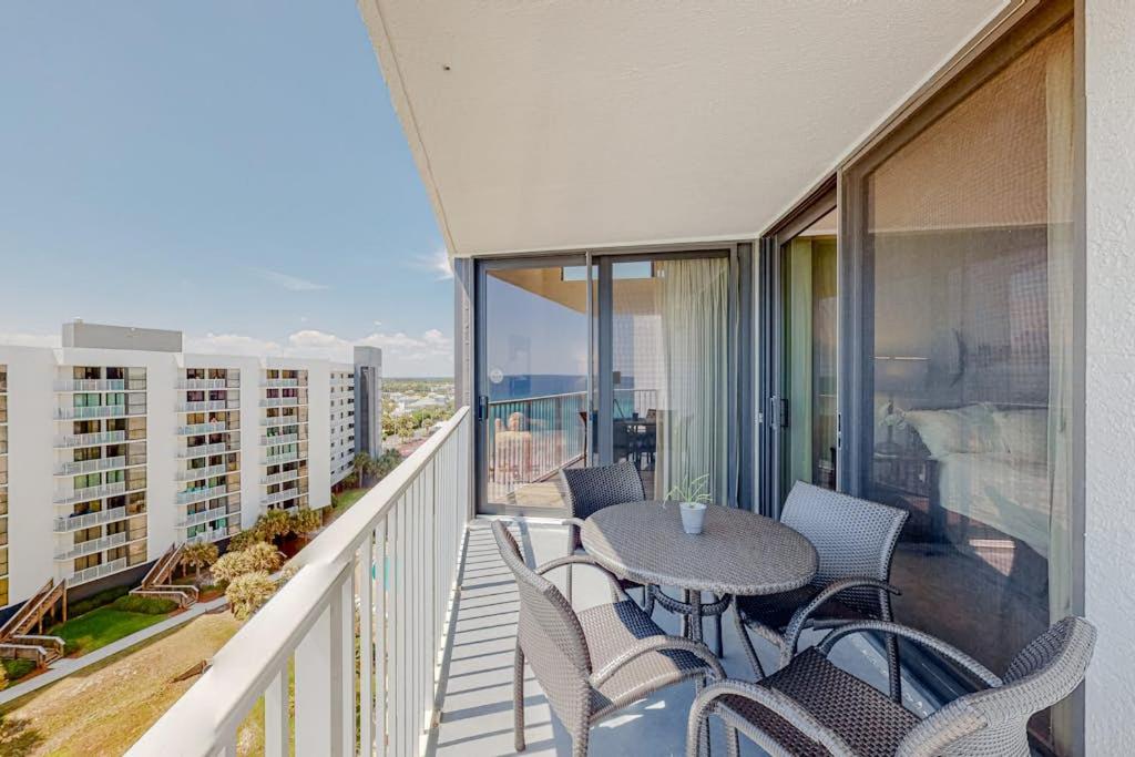 8th Floor condo Seasonal beach service Minutes to dining