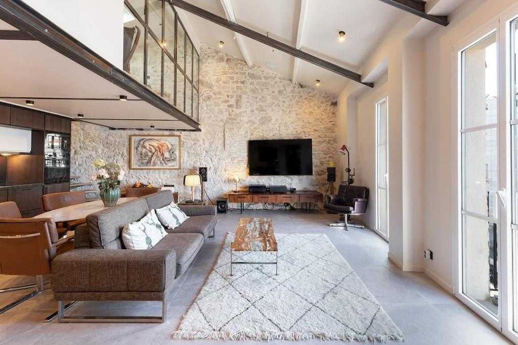 Garibaldi elegant duplex with a soothing view AC