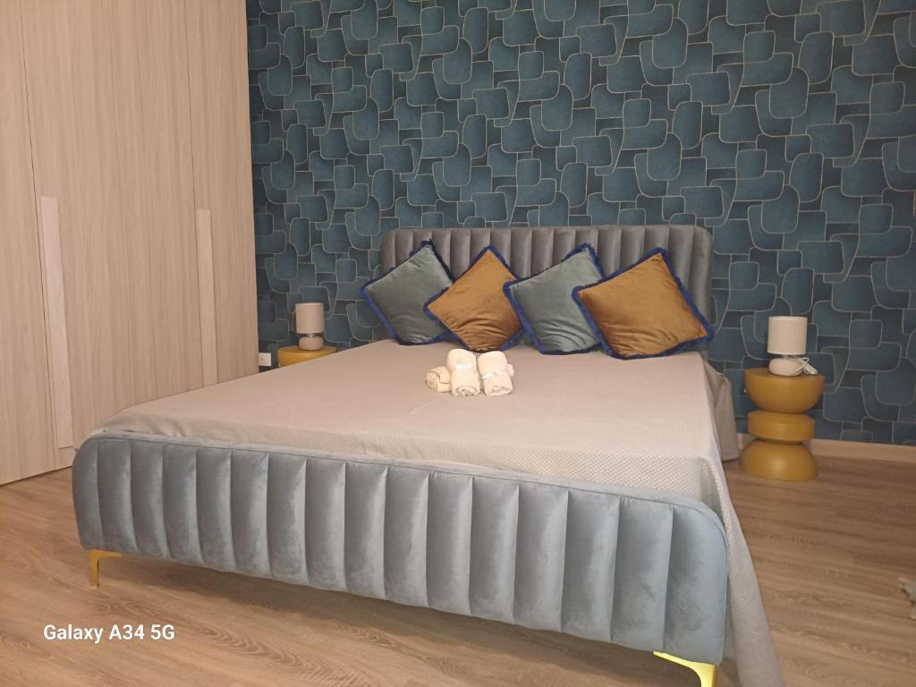 a bedroom with a bed with a blue wall at Domus San Francesco in Castelvetrano Selinunte
