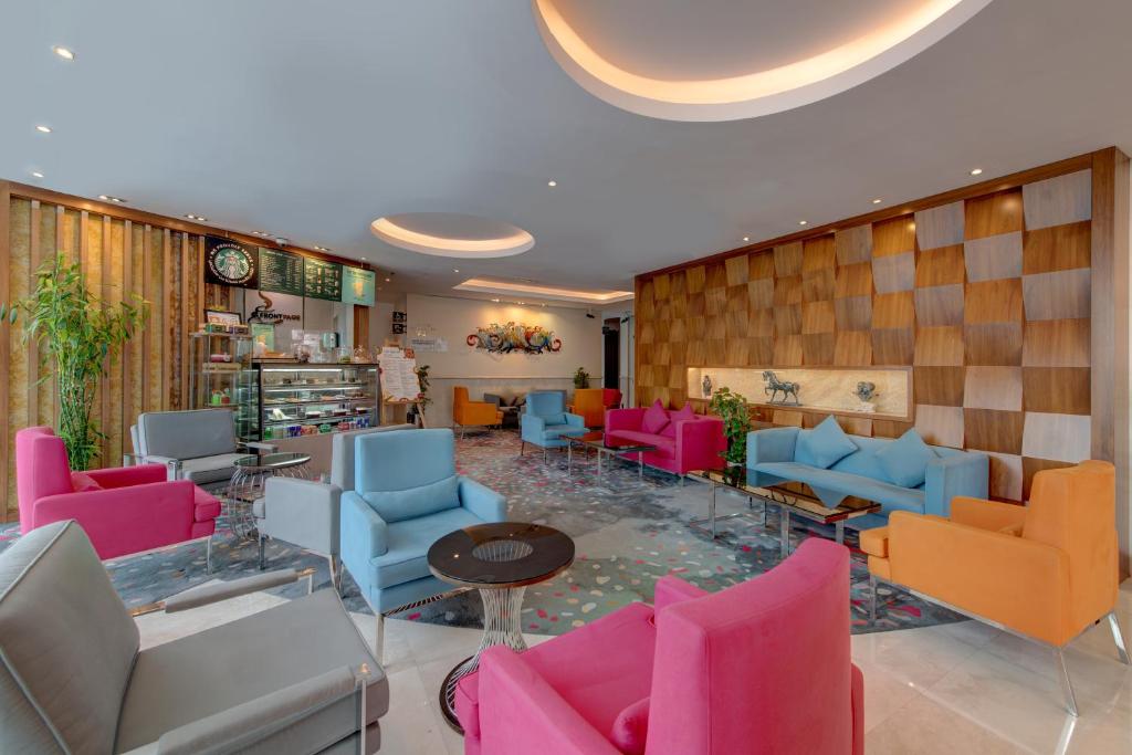 لابی و فضای عمومی Ramada Abu Dhabi Corniche - تصویر ۵